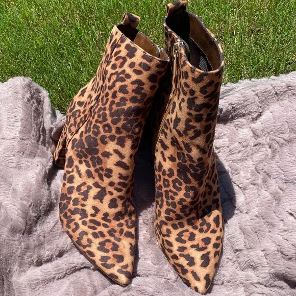 Heeled Booties Cheetah Print, Size 10 - Picture 7 of 8